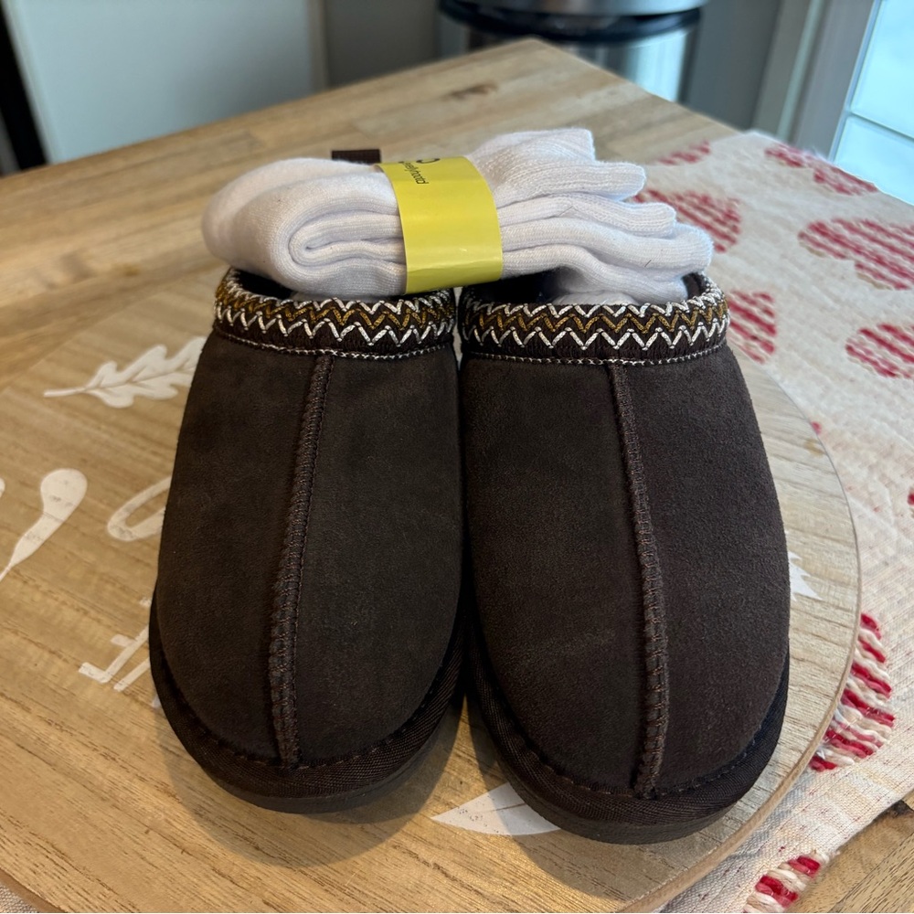 Brown women’s slippers slip on comes with a new pair of socks
